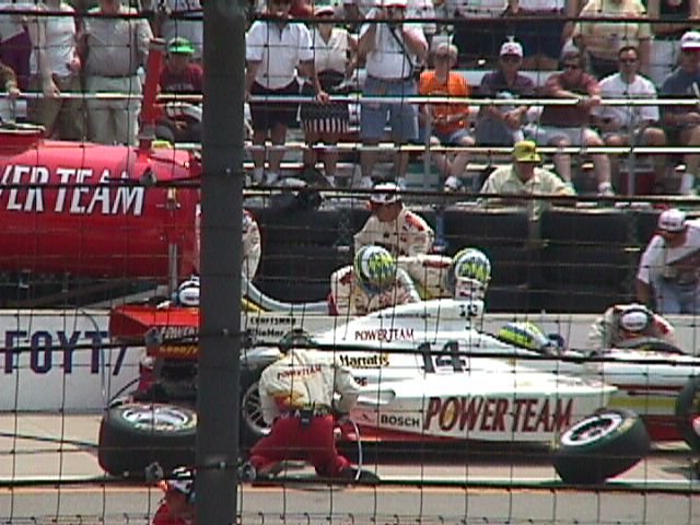 car14-pit-stop.jpg (79318 bytes)